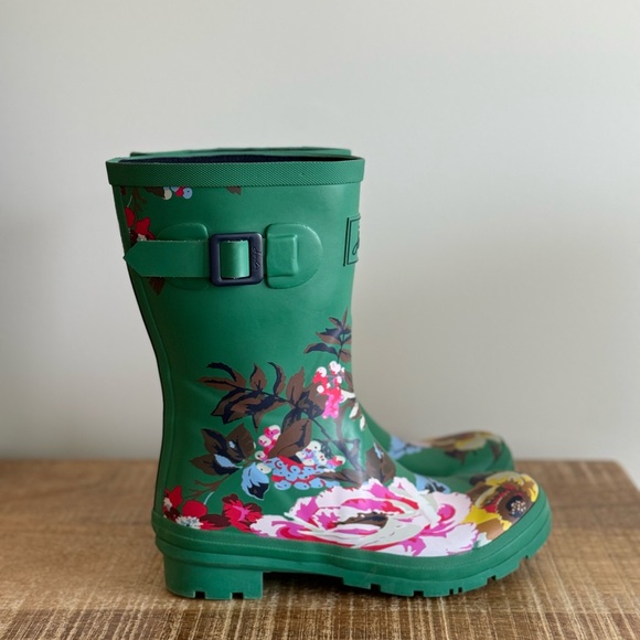 Joules Wellies in Green Floral Print - Picture 5 of 9